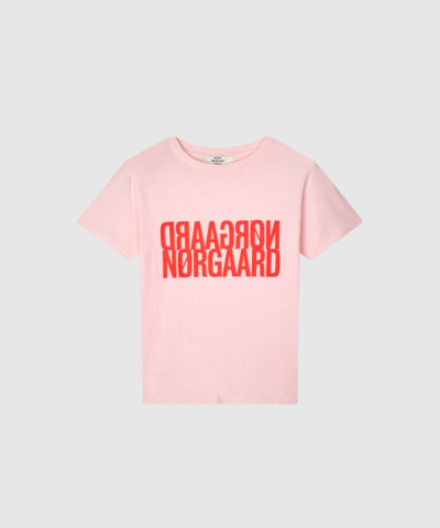 Opdag Trenda P Tee fra Single Cotton – en blød og tidløs T-shirt i 100% økologisk bomuld. Den lette jersey-kvalitet og farven Blushing Bride giver et friskt og feminint look, som fungerer perfekt til både hverdag og pænere outfits. En uundværlig basisstyle med fokus på komfort, kvalitet og bæredygtighed.