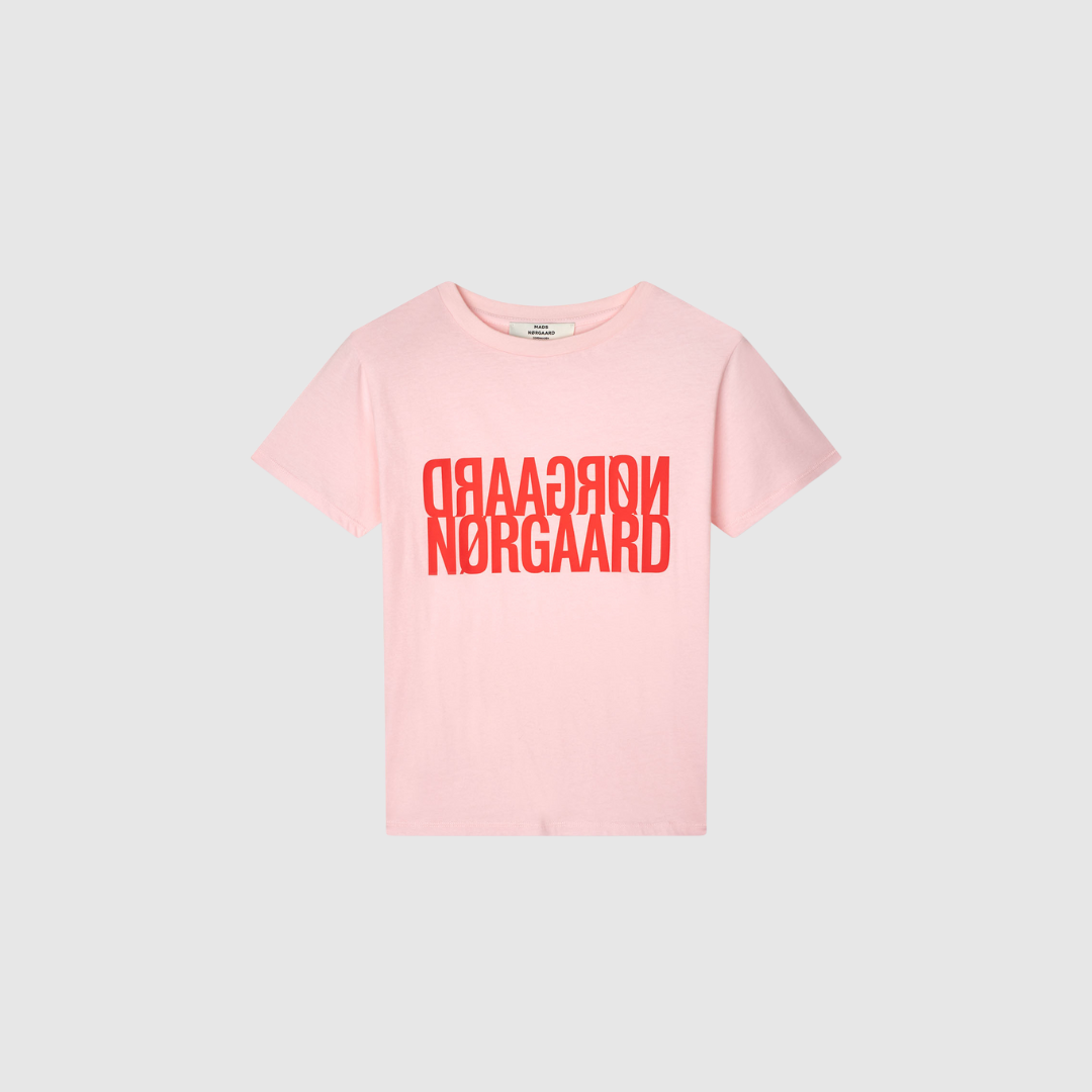 Opdag Trenda P Tee fra Single Cotton – en blød og tidløs T-shirt i 100% økologisk bomuld. Den lette jersey-kvalitet og farven Blushing Bride giver et friskt og feminint look, som fungerer perfekt til både hverdag og pænere outfits. En uundværlig basisstyle med fokus på komfort, kvalitet og bæredygtighed.