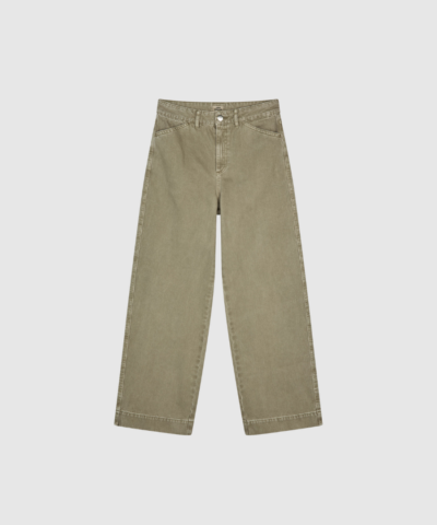 Opdag Kargo Pants fra Soil Denim – funktionelle cargobukser i 100% økologisk bomuld, designet i den cool sæsonfarve Overland Trek. Den kraftige denimkvalitet og de praktiske detaljer gør bukserne ideelle til både hverdag og street‑inspirerede outfits. Et perfekt valg til dig, der ønsker en moderne, rå og alsidig buks, som holder sæson efter sæson.