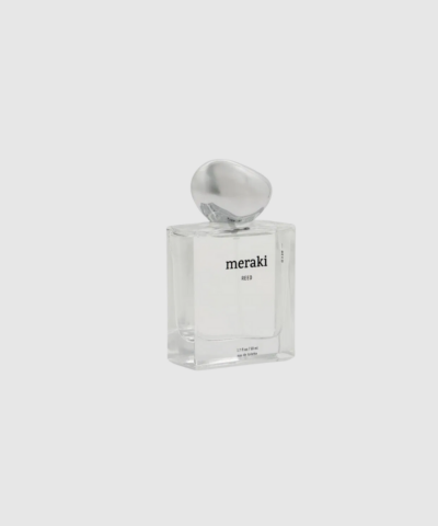 Opdag Reed Eau de Toilette – 50 ml, en sofistikeret og velafbalanceret duft med friske citrusnoter, florale hjertenoter og en varm træagtig base. En elegant hverdagsduft produceret i Skandinavien, der kombinerer lethed, dybde og renhed. Perfekt til dig, der elsker naturlige og rene duftkompositioner.