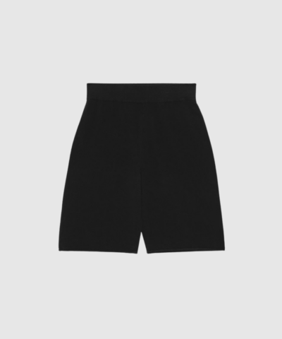 Opdag Ada Shorts Merino – et par bløde og luksuriøse shorts i 100% RWS‑certificeret merinould. Den temperaturregulerende kvalitet gør dem perfekte til overgangsperioder, mens den elastiske talje og det løse fit giver maksimal komfort. Farven Black gør shortsene alsidige og lette at style. Et moderne og tidløst basic‑item til både lounge og hverdagsbrug.