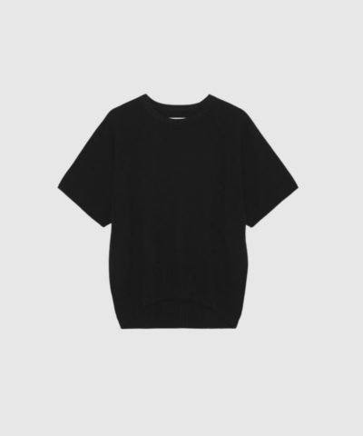 Opdag Amber Knit Merino – en klassisk og tidløs strikbluse i 100% merinould. Den bløde og temperaturregulerende kvalitet gør den perfekt i overgangsperioder, mens ribdetaljerne og den runde hals giver et elegant og anvendeligt udtryk. Farven Black gør strikken nem at style til både hverdag og mere polerede looks. En luksuriøs basisstyle, der holder år efter år.