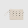 Opdag Dotted Organizer, en praktisk lille clutch i økologisk bomuld dekoreret med de ikoniske signature dots. Perfekt til at organisere småting i din taske – makeup, nøgler, accessories og hverdagsessentials. Et funktionelt og bæredygtigt tilbehør, ideelt til både hverdag og rejser.