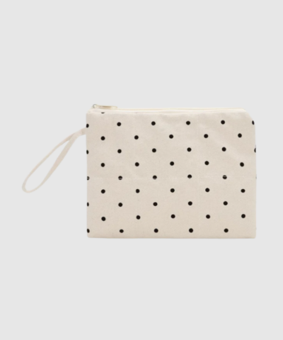 Opdag Dotted Organizer, en praktisk lille clutch i økologisk bomuld dekoreret med de ikoniske signature dots. Perfekt til at organisere småting i din taske – makeup, nøgler, accessories og hverdagsessentials. Et funktionelt og bæredygtigt tilbehør, ideelt til både hverdag og rejser.