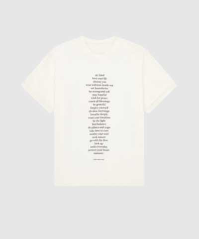 Opdag 25 Together Tee – Ecru/Moonless Night fra Moshi Moshi Mind. En oversize T-shirt i certificeret økologisk bomuld med rund hals, korte ærmer og inspirerende tekst på brystet. Blød, åndbar og perfekt til både hverdag, yoga og afslappede looks. En tidløs basic med et mindful udtryk.