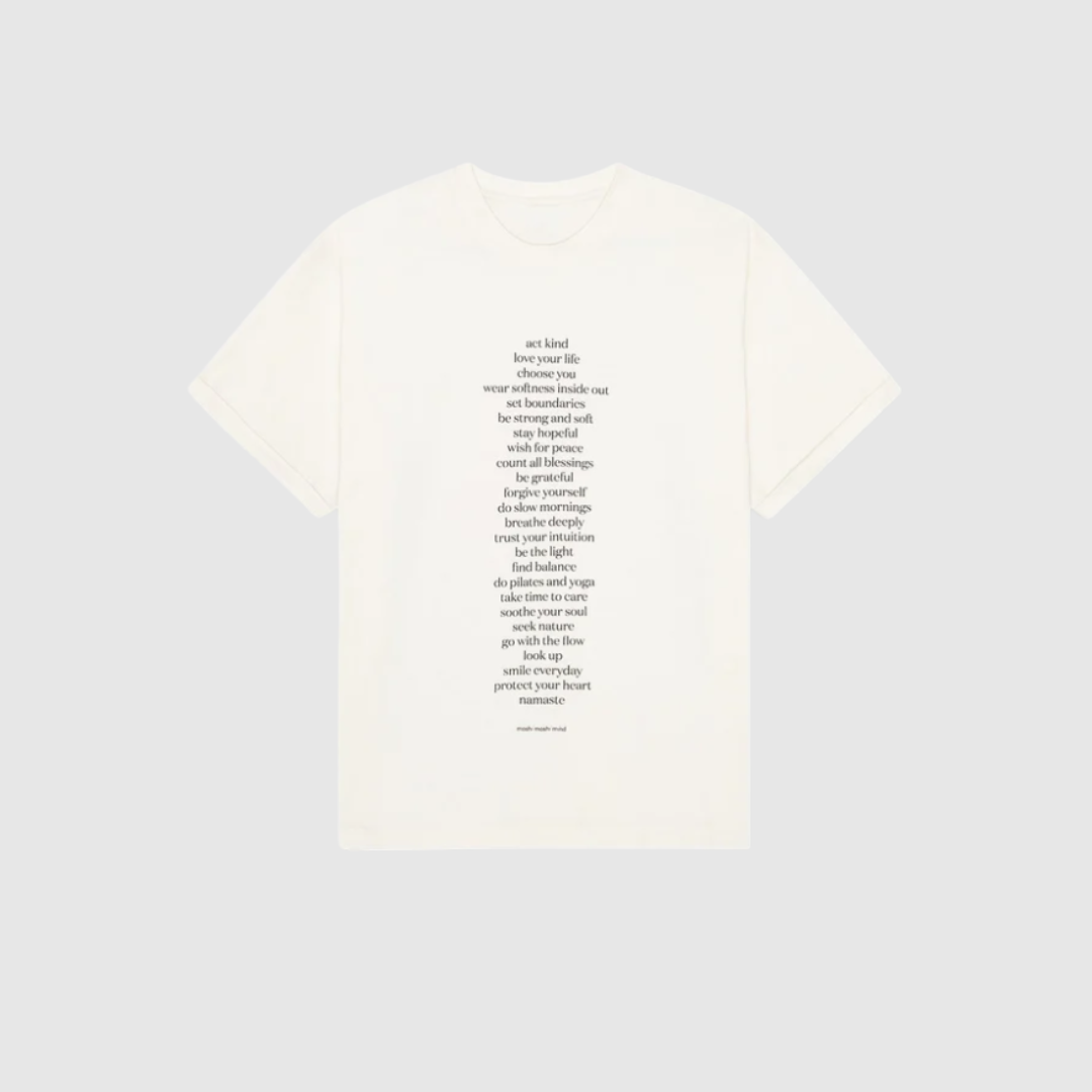 Opdag 25 Together Tee – Ecru/Moonless Night fra Moshi Moshi Mind. En oversize T-shirt i certificeret økologisk bomuld med rund hals, korte ærmer og inspirerende tekst på brystet. Blød, åndbar og perfekt til både hverdag, yoga og afslappede looks. En tidløs basic med et mindful udtryk.