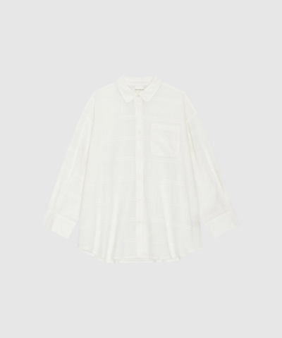 Opdag Avalon Shirt Dobby Check fra Moshi Moshi Mind – en smuk, oversized skjorte i certificeret økologisk bomuld. Den off‑white farve, dobby‑vævningen og de feminine detaljer gør skjorten både komfortabel og stilfuld. Perfekt som hverdagsklassiker, men også oplagt til kontoret eller lag‑på‑lag styling. Et tidløst og ansvarligt valg til garderoben.