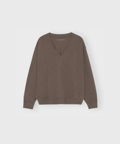 Opdag den stilfulde Inhale Sweat fra Moshi Moshi Mind i farven Stone Brown – en sweatshirt med løs pasform, rund hals og ribdetaljer. Fremstillet i 100% økologisk bomuld for maksimal komfort og bæredygtighed. Perfekt til yoga, afslapning eller som en cool del af dit hverdagslook.