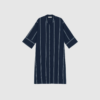 Opdag Lively Shirtdress Stripe fra Moshi Moshi Mind – en let og feminin skjortekjole i certificeret økologisk bomuld. A‑line pasformen, den kinesiske krave, 3/4‑ærmerne og de fine blondedetaljer skaber et elegant og moderne udtryk. Den mørk navy/hvide stribe gør kjolen stilren og klassisk, samtidig med at draperingen giver et smukt, levende fald. En alsidig style, perfekt til både hverdag, ferie og sommersæsonens pænere anledninger.