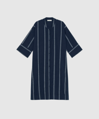 Opdag Lively Shirtdress Stripe fra Moshi Moshi Mind – en let og feminin skjortekjole i certificeret økologisk bomuld. A‑line pasformen, den kinesiske krave, 3/4‑ærmerne og de fine blondedetaljer skaber et elegant og moderne udtryk. Den mørk navy/hvide stribe gør kjolen stilren og klassisk, samtidig med at draperingen giver et smukt, levende fald. En alsidig style, perfekt til både hverdag, ferie og sommersæsonens pænere anledninger.