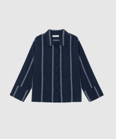 Opdag River Shirt Stripe fra Moshi Moshi Mind – en klassisk og moderne skjorte i certificeret økologisk bomuld. Med sit lette boxy fit, brede manchetter, fine striber og dekorative rygfold er den både feminin, komfortabel og alsidig. Farven Dark Navy / White gør den let at style til både hverdags- og kontorlooks. En tidløs wardrobe essential til enhver sæson.