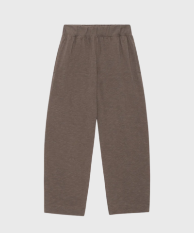 Opdag de stilfulde Buddha Sweatpants fra Moshi Moshi Mind i farven Stone Brown – afslappede bukser med elastik i taljen, sidelommer og ribkanter. Fremstillet i økologisk bomuld for maksimal komfort og bæredygtighed. Perfekt til yoga, afslapning eller som en cool del af dit hverdagslook.