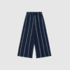 Opdag Storie Pants Stripe fra Moshi Moshi Mind – et par bløde og klassiske culottebukser i certificeret økologisk bomuld. De brede ben, elastiske talje og dekorative striber skaber et moderne og komfortabelt udtryk. Farven Dark Navy / White gør dem lette at style til både hverdagsbrug, arbejde og rejser. En tidløs og ansvarlig basisstyle i garderoben.
