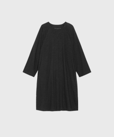 Universe Dress fra Moshi Moshi Mind er den ultimative kjole til dig, der elsker minimalistisk design og komfort. Fremstillet i 100% økologisk bomuld med løs pasform, rund hals og lange ærmer. Den sorte farve gør den til et tidløst basis-item, perfekt til både hverdag og fest. Skandinavisk design med fokus på bæredygtighed og stil.