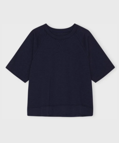 Opdag den tidløse Aura Tee fra Moshi Moshi Mind i farven Dark Navy – en klassisk T-shirt med rund hals og afslappet pasform. Fremstillet i økologisk bomuld for maksimal komfort og bæredygtighed. Perfekt til både hverdag og lag-på-lag styling. Skandinavisk design med fokus på kvalitet og minimalisme.
