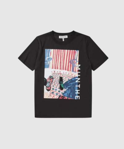 Opdag BALLON T-Shirt – Black, en kunstnerisk T-shirt i 100% økologisk bomuld med unikt print designet af Niamh Birch. Med regular fit, rund hals og korte ærmer er den perfekt til både hverdagsbrug og kreative stylinger. Fremstillet med omtanke for kvalitet og miljø.