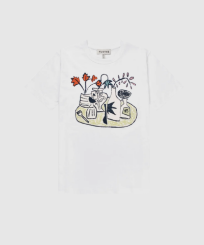 Opdag BALLON T-Shirt – White, en kunstnerisk T-shirt i 100% økologisk bomuld med unikt print designet af Niamh Birch. Med regular fit, rund hals og korte ærmer er den perfekt til både hverdagsbrug og kreative stylinger. Fremstillet med omtanke for kvalitet og miljø.
