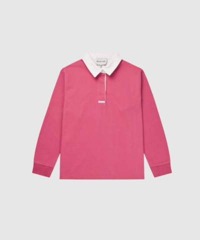Opdag BECENT Top – Berry, en stilfuld polo-top i 100% økologisk bomuld med lange ærmer og kontrastkrave. Loose fit og moderne design gør den perfekt til både hverdag og elegante outfits. Fremstillet med omtanke for kvalitet og miljø.