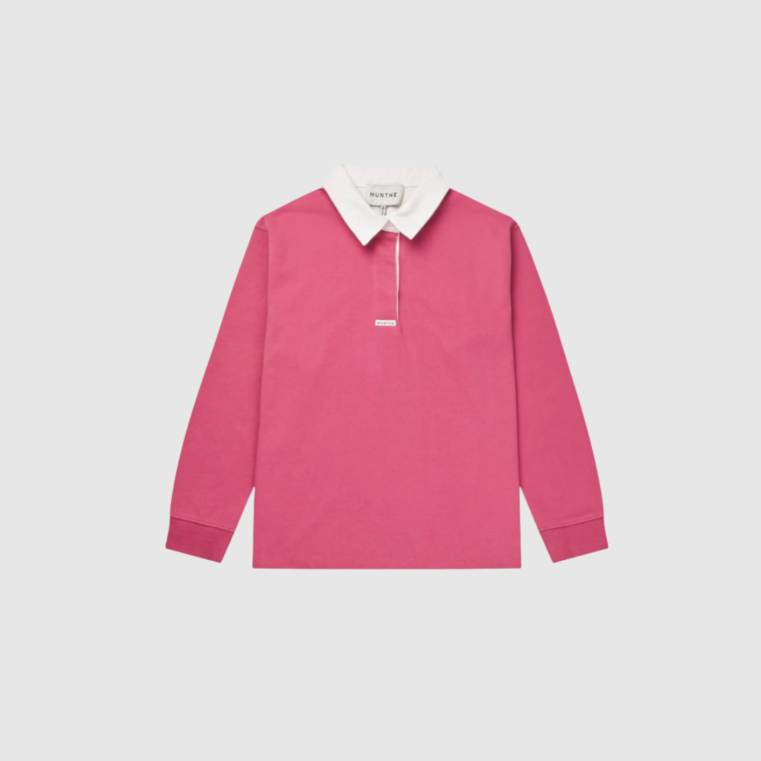 Opdag BECENT Top – Berry, en stilfuld polo-top i 100% økologisk bomuld med lange ærmer og kontrastkrave. Loose fit og moderne design gør den perfekt til både hverdag og elegante outfits. Fremstillet med omtanke for kvalitet og miljø.