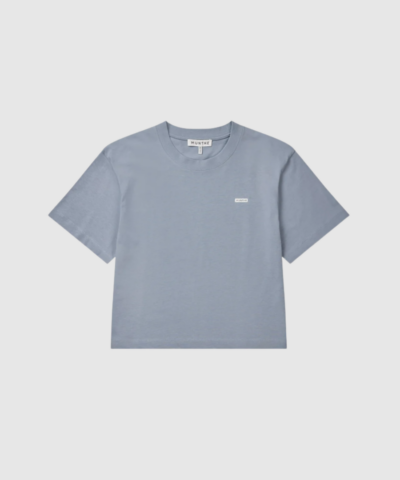 Opdag BELLAMY T-Shirt – Blue, en cropped T-shirt i 100% økologisk bomuld med diskret logo. Designet med loose fit, rund hals og korte ærmer for et afslappet og moderne look. Perfekt til både hverdag og casual styling – fremstillet med omtanke for kvalitet og miljø.