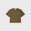 Opdag BELLAMY T-Shirt – Brown, en cropped T-shirt i 100% økologisk bomuld med diskret logo. Designet med loose fit, rund hals og korte ærmer for et afslappet og moderne look. Perfekt til både hverdag og casual styling – fremstillet med omtanke for kvalitet og miljø.