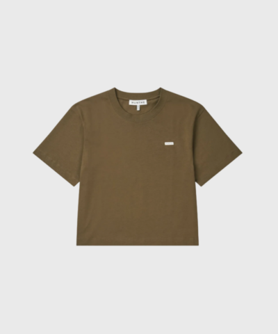 Opdag BELLAMY T-Shirt – Brown, en cropped T-shirt i 100% økologisk bomuld med diskret logo. Designet med loose fit, rund hals og korte ærmer for et afslappet og moderne look. Perfekt til både hverdag og casual styling – fremstillet med omtanke for kvalitet og miljø.