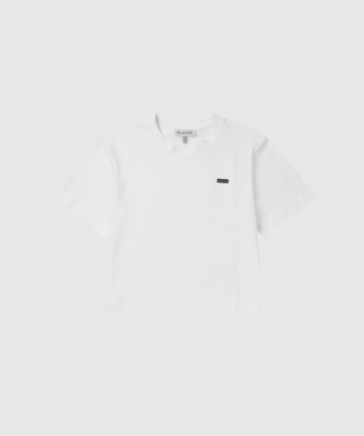 Opdag BELLAMY T-Shirt – White, en cropped T-shirt i 100% økologisk bomuld med diskret logo. Designet med loose fit, rund hals og korte ærmer for et afslappet og moderne look. Perfekt til både hverdag og casual styling – fremstillet med omtanke for kvalitet og miljø.