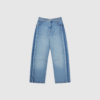 Opdag BODHI Pants – Blue, moderne jeans med bred pasform og paneler i mørkere denim. Fremstillet i 99% økologisk bomuld og 1% elastan for komfort og fleksibilitet. Klassisk fem-lomme-design og detaljerede syninger giver et unikt look. Perfekt til både casual og edgy outfits.