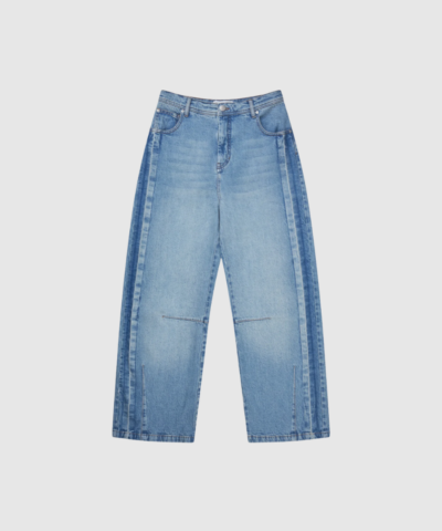Opdag BODHI Pants – Blue, moderne jeans med bred pasform og paneler i mørkere denim. Fremstillet i 99% økologisk bomuld og 1% elastan for komfort og fleksibilitet. Klassisk fem-lomme-design og detaljerede syninger giver et unikt look. Perfekt til både casual og edgy outfits.