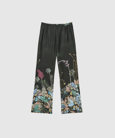 Opdag FABERT Pants – Print Black, luksuriøse silkebukser med botanisk print langs benene. Designet med elastisk talje, lige pasform og blød drapering for et elegant og afslappet look. Fremstillet med omtanke for minimal materialespild, hvilket gør hver style unik. Perfekt til både hverdag og fest.
