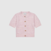 Opdag LOCCA Knit – Rose, en luksuriøs cardigan med korte ærmer og imiterede hornknapper. Fremstillet i en blød alpaca-blanding med børstet overflade for et elegant og varmt look. Perfekt til lag-på-lag styling og hverdagskomfort.
