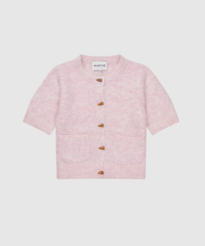 Opdag LOCCA Knit – Rose, en luksuriøs cardigan med korte ærmer og imiterede hornknapper. Fremstillet i en blød alpaca-blanding med børstet overflade for et elegant og varmt look. Perfekt til lag-på-lag styling og hverdagskomfort.