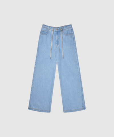 Opdag OBEY Pants – Light Blue, et par brede og luftige bukser i 100% Tencel™. Den elegante snøre i taljen giver et moderne og feminint udtryk, mens den løse pasform og det bløde materiale sikrer høj komfort. Bukserne er store i størrelsen – gå én størrelse ned for optimal pasform. Et stilrent, let og luksuriøst must‑have til både hverdags- og workwear‑garderoben.