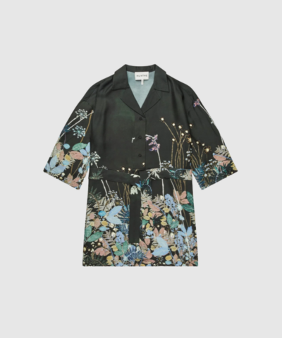 Opdag RATANA Dress – Print Black, en luksuriøs silkekjole med botanisk print. Designet med skjortekrave, korte ærmer og bælte i taljen for et elegant look. Fremstillet med omtanke for minimal materialespild, hvilket gør hver style unik. Perfekt til både hverdag og fest.