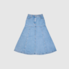 Opdag Tuxya Skirt – Light Blue, en elegant og flatterende denimnederdel i 100% Tencel™. Den tætsiddende hoftepasform kombineret med en smuk flare‑effekt giver nederdelen et moderne, feminint udtryk. Med bæltestropper, lommer og et blødt, behageligt materiale er den både praktisk og stilfuld. Perfekt til både hverdagsbrug og pænere anledninger. Bemærk: Lille i størrelsen – vælg evt. en størrelse op.