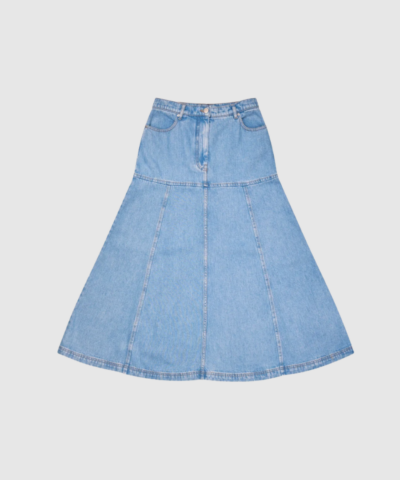 Opdag Tuxya Skirt – Light Blue, en elegant og flatterende denimnederdel i 100% Tencel™. Den tætsiddende hoftepasform kombineret med en smuk flare‑effekt giver nederdelen et moderne, feminint udtryk. Med bæltestropper, lommer og et blødt, behageligt materiale er den både praktisk og stilfuld. Perfekt til både hverdagsbrug og pænere anledninger. Bemærk: Lille i størrelsen – vælg evt. en størrelse op.