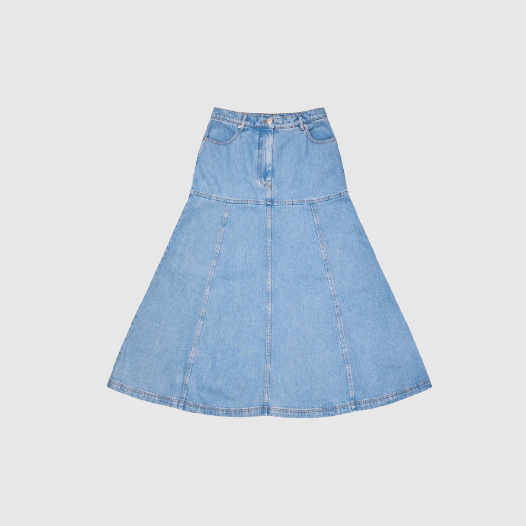 Opdag Tuxya Skirt – Light Blue, en elegant og flatterende denimnederdel i 100% Tencel™. Den tætsiddende hoftepasform kombineret med en smuk flare‑effekt giver nederdelen et moderne, feminint udtryk. Med bæltestropper, lommer og et blødt, behageligt materiale er den både praktisk og stilfuld. Perfekt til både hverdagsbrug og pænere anledninger. Bemærk: Lille i størrelsen – vælg evt. en størrelse op.