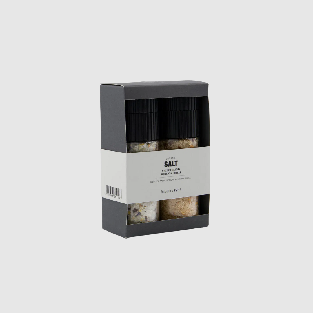 Opdag Nicolas Vahé Gift Box – Organic Secret Blend & Salt with Garlic & Red Chili Pepper, en luksuriøs krydderigaveæske med to økologiske blandinger, der løfter alle typer retter. Secret Blend giver en aromatisk og fyldig smag med urter og soltørrede tomater, mens chili‑ og hvidløgssalten tilfører varme og intensitet. Perfekt som gave til madelskere eller som smagsbooster i dit eget køkken.
