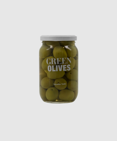 Opdag Green Olives – 370 g, fyldige og klassiske grønne oliven med fast konsistens og mildt saltet smag. Ideelle til tapas, salater, antipasti og som en hurtig appetitvækker. Produceret i Europa og perfekt til dig, der elsker autentiske middelhavssmage.