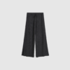 Opdag Pisca Weave Bukser fra By Malene Birger – elegante, luftige bukser med høj elastisk talje og brede ben. De ansvarligt fremstillede ECOVERO™ viskosefibre giver et smukt, naturligt fald, og den sorte farve gør bukserne nemme at style. Perfekt til alt fra afslappede dage til smarte sommerlooks – og ekstra smukke sammen med Rose Weave‑blusen.