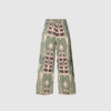 Opdag Amari Ikat Combat Crop Pants fra Rabens Saloner – et par unikke, håndfarvede bukser i 100% let bomuld. Det smukke ikat-mønster skaber et kunstnerisk og levende udtryk, mens de brede croppede ben og den regulære talje giver et afslappet, moderne fit. Perfekte til både hverdagslooks og farverige sæsonstyles. Hvert par er håndlavet på Bali og har sit helt eget udtryk.