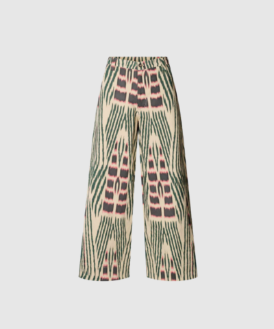 Opdag Amari Ikat Combat Crop Pants fra Rabens Saloner – et par unikke, håndfarvede bukser i 100% let bomuld. Det smukke ikat-mønster skaber et kunstnerisk og levende udtryk, mens de brede croppede ben og den regulære talje giver et afslappet, moderne fit. Perfekte til både hverdagslooks og farverige sæsonstyles. Hvert par er håndlavet på Bali og har sit helt eget udtryk.