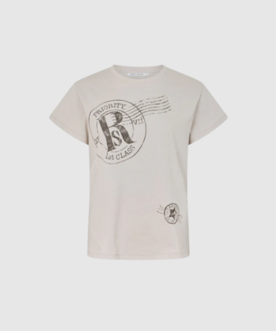 Opdag Ambla Postal T-shirt fra Rabens Saloner – en vintage‑inspireret T-shirt i 100% blød bomuld. Det håndtegnede motiv, det let forvaskede look og den afslappede pasform gør den perfekt til moderne hverdagsstil. Farven Dirty Chalk giver et cool og tidløst udtryk, der passer til enhver garderobe. En essentiel style, som kombinerer komfort, kreativitet og kant.