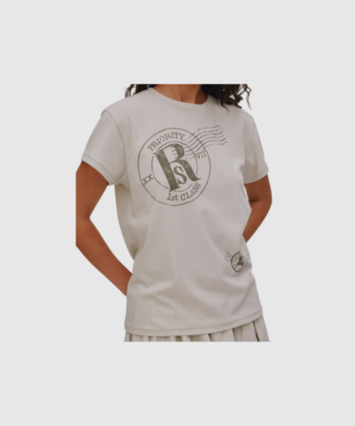 Opdag Ambla Postal T-shirt fra Rabens Saloner – en vintage‑inspireret T-shirt i 100% blød bomuld. Det håndtegnede motiv, det let forvaskede look og den afslappede pasform gør den perfekt til moderne hverdagsstil. Farven Dirty Chalk giver et cool og tidløst udtryk, der passer til enhver garderobe. En essentiel style, som kombinerer komfort, kreativitet og kant.