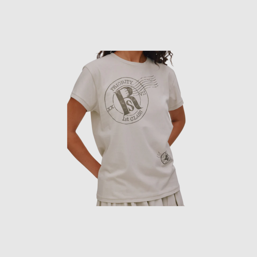 Opdag Ambla Postal T-shirt fra Rabens Saloner – en vintage‑inspireret T-shirt i 100% blød bomuld. Det håndtegnede motiv, det let forvaskede look og den afslappede pasform gør den perfekt til moderne hverdagsstil. Farven Dirty Chalk giver et cool og tidløst udtryk, der passer til enhver garderobe. En essentiel style, som kombinerer komfort, kreativitet og kant.