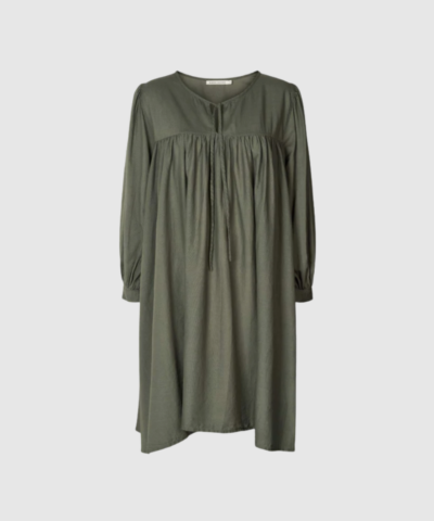 Opdag Elda Cotton Full Sleeve Dress fra Rabens Saloner – en elegant mellemlang kjole i 100% blød bomuld. Den luftige pasform og feminine detaljer gør kjolen perfekt til både hverdagsbrug og festlige lejligheder. Farven Macadan giver et roligt og sofistikeret udtryk, mens det lette bomuldsmateriale sikrer maksimal komfort. En tidløs favorit i enhver moderne garderobe.