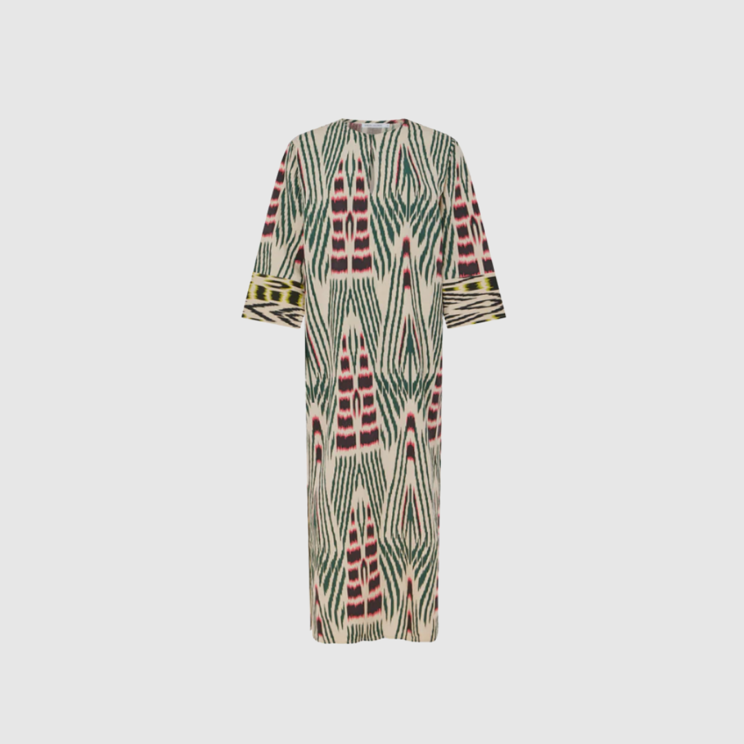 Opdag Karimalou Ikat Combo Kaftan fra Rabens Saloner – en luksuriøs maxikjole i 100% lyocell med håndfarvet ikat-mønster skabt i Bali. Den oversized pasform, de lange ærmer og de elegante sideslidser giver kjolen et dramatisk, afslappet og kunstnerisk udtryk. Farverne Forest Pink Sand & Citrus Combo gør hvert enkelt stykke unikt, og det smukke materiale falder flot om kroppen. En tidløs statement‑kjole til både særlige anledninger og hverdagsluksus.