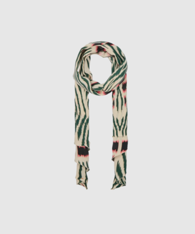 Opdag Tatiana Ikat Tie Scarf fra Rabens Saloner – et let og sofistikeret tørklæde i 100% viskose med håndfarvet ikat-mønster skabt i Bali. Hver style er unik og bringer et kunstnerisk touch til dine outfits. Farven Forest Pink Sand gør tørklædet alsidigt og perfekt som accessory året rundt. Brug det om halsen, i håret eller som statement‑detalje på tasken.