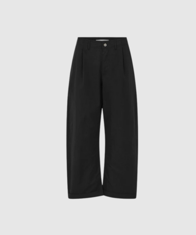 Opdag Thalia Light Fusion Pants fra Rabens Saloner – stilrene bukser i en lækker bomulds‑ og polyamidkvalitet. De lige løse ben, regulære talje og klassiske detaljer gør dem perfekte til både hverdagsbrug og festlige anledninger. Farven Caviar Black gør dem nemme at kombinere og et tidløst valg i enhver garderobe. Komfortable, elegante og alsidige på én gang.