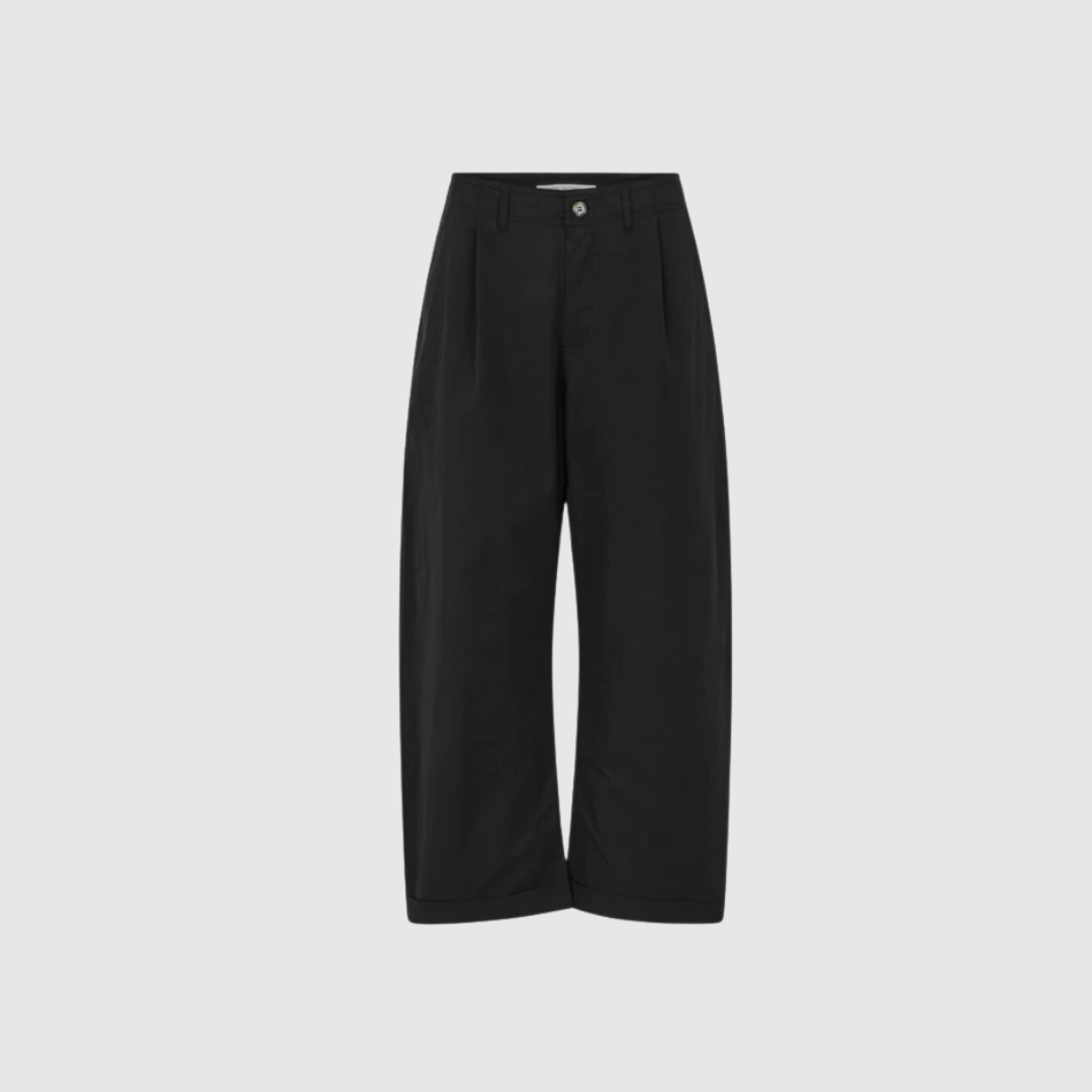 Opdag Thalia Light Fusion Pants fra Rabens Saloner – stilrene bukser i en lækker bomulds‑ og polyamidkvalitet. De lige løse ben, regulære talje og klassiske detaljer gør dem perfekte til både hverdagsbrug og festlige anledninger. Farven Caviar Black gør dem nemme at kombinere og et tidløst valg i enhver garderobe. Komfortable, elegante og alsidige på én gang.